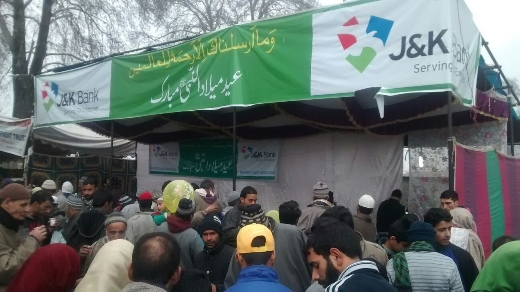 J&amp;K Bank serves  refreshment to devotees at Hazratbal