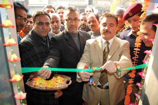 J&K Bank enhances Global debit card withdrawal limits<br><i>Parvez Ahmad inaugurates 328th ATM at Sakidafar</i>