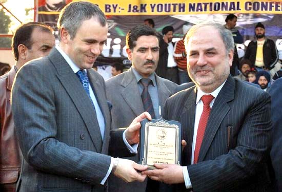 J&K Bank lifts SK Gold cup : Chief Minister gives away prizes
