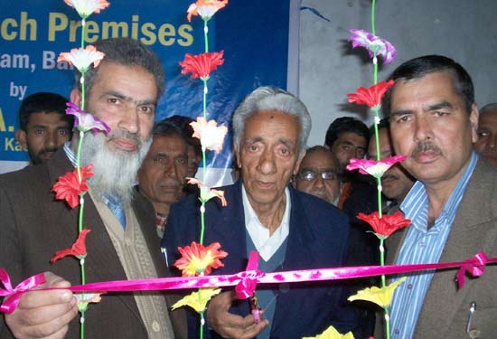 J&K Bank opens Business Unit at Watergam Baramulla