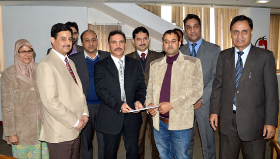 J&K Bank customer’s Rs.83 Lakh PNB MetLife insurance claim settled <BR><i>We are bankers to almost every adult of J&K state: Parvez</i>